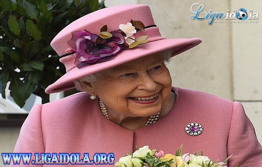 Ratu Elizabeth II Tawarkan Gaji Rp553 Juta untuk Admin Medsos