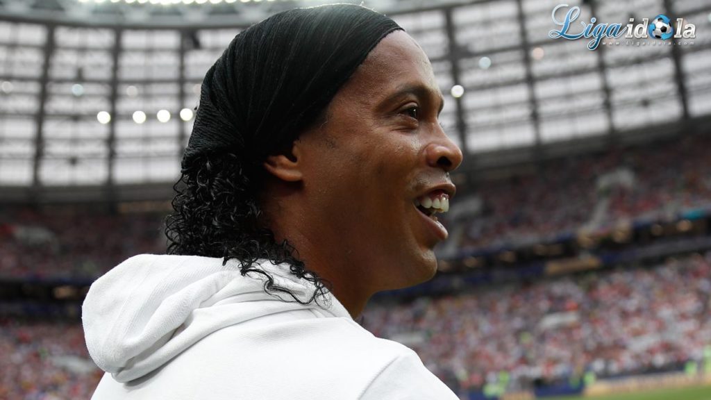 Ronaldinho Dicekal akibat Terjerat Utang Besar