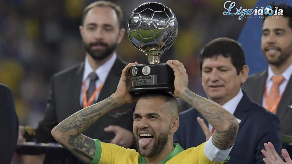 Dani Alves Gabung Sao Paulo demi Ambisi Tampil di Piala Dunia 2022