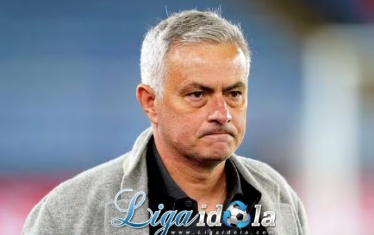 Sedih! Usai Dipecat, Jose Mourinho Tinggalkan AS Roma dengan Mata Sembab Menahan Tangis