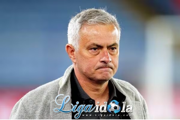Sedih! Usai Dipecat, Jose Mourinho Tinggalkan AS Roma dengan Mata Sembab Menahan Tangis